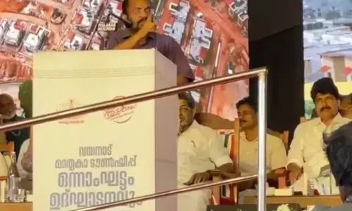 ചീഫ് സെക്രട്ടറി ടി സിദ്ദിഖിന്റെ പേര് പറഞ്ഞപ്പോള്‍ കൂക്കിവിളിച്ച് ഒരു വിഭാഗം;  ചില്ലിക്കാശ് നല്‍കരുതെന്ന് പറഞ്ഞവരുണ്ടെന്ന് മുഖ്യമന്ത്രി പറഞ്ഞപ്പോള്‍ കയ്യടി; ഞങ്ങള്‍ കല്ലുമാത്രം ഇട്ടു പോകുന്നവര്‍ അല്ല, കല്ലിന് മേലെ കല്ല് വെക്കും എന്ന്  മന്ത്രി കെ. രാജന്റെ പരിഹാസം