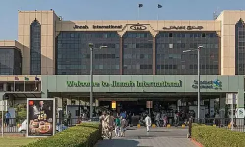 കറാച്ചി വിമാനത്താവളത്തില്‍ മൂന്നു മലയാളികള്‍ കുടുങ്ങി; അസര്‍ബൈജാനില്‍ നിന്നും കുവൈത്തിലേക്ക് പോവുകയായിരുന്ന എയര്‍ അറേബ്യയിലെ യാത്രക്കാര്‍; നാട്ടിലെത്തിക്കാന്‍ ശ്രമം തുടരുന്നു