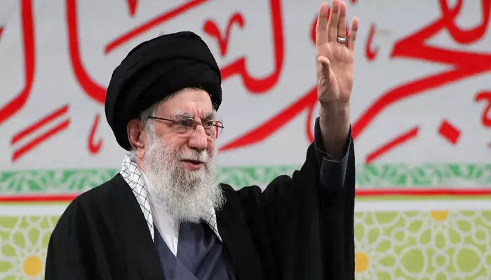 രക്തസാക്ഷിത്വം വരിച്ച ധീരന്; കറുത്ത കുര്ത്ത ധരിച്ച് മുദ്രാവാക്യങ്ങളുമായി ഒരുകൂട്ടം ആളുകള്: ഖമനയി കൊല്ലപ്പെട്ടതിന്റെ പേരില് ഛത്തീസ്ഗഡില് പ്രതിഷേധം രക്തസാക്ഷിത്വം വരിച്ച ധീരന്; കറുത്ത കുര്ത്ത ധരിച്ച് മുദ്രാവാക്യങ്ങളുമായി ഒരുകൂട്ടം ആളുകള്: ഖമനയി കൊല്ലപ്പെട്ടതിന്റെ പേരില് ഛത്തീസ്ഗഡില് പ്രതിഷേധം