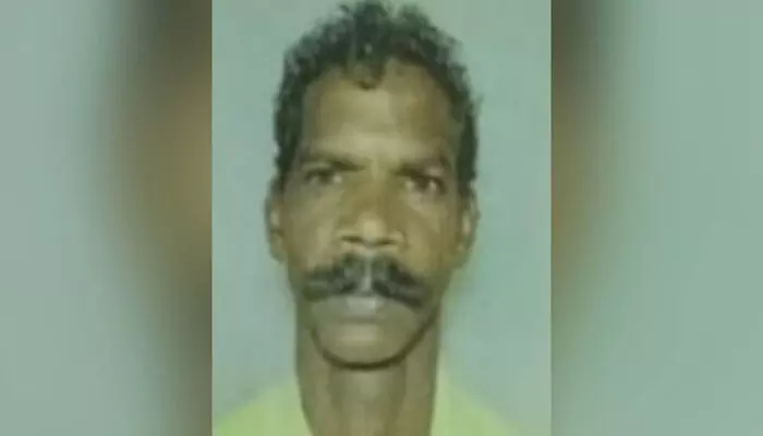 തൃശൂരില് കാട്ടാനയുടെ ആക്രമണത്തില് വനംവകുപ്പ് വാച്ചര്ക്ക് ദാരുണാന്ത്യം; സുന്ദരനെ കാട്ടാന ആക്രമിച്ചത് വന വിഭവങ്ങള് ശേഖരിക്കുന്നതിനിടെ തൃശൂരില് കാട്ടാനയുടെ ആക്രമണത്തില് വനംവകുപ്പ് വാച്ചര്ക്ക് ദാരുണാന്ത്യം; സുന്ദരനെ കാട്ടാന ആക്രമിച്ചത് വന വിഭവങ്ങള് ശേഖരിക്കുന്നതിനിടെ