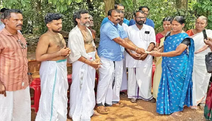 വാഹനാപകടത്തില്പ്പെട്ട യുവാവിന്റെ ചികിത്സയ്ക്കായി സ്പെഷ്യല് പൂജാ ചലഞ്ച്; ദക്ഷിണയടക്കം സമാഹരിച്ച 25,000 രൂപ കൈമാറി ക്ഷേത്രം അധികൃതര് വാഹനാപകടത്തില്പ്പെട്ട യുവാവിന്റെ ചികിത്സയ്ക്കായി സ്പെഷ്യല് പൂജാ ചലഞ്ച്; ദക്ഷിണയടക്കം സമാഹരിച്ച 25,000 രൂപ കൈമാറി ക്ഷേത്രം അധികൃതര്