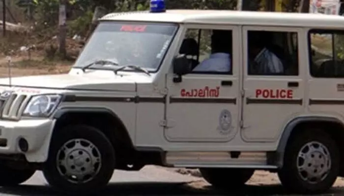 യുദ്ധ ഭീതിക്കിടെ നാട്ടിലേക്ക്; സൂര്യകാന്തി വിത്തുകള്ക്കുള്ളില് ഒളിപ്പിച്ച് എംഡിഎംഎ; യുവാവ് പിടിയില് യുദ്ധ ഭീതിക്കിടെ നാട്ടിലേക്ക്; സൂര്യകാന്തി വിത്തുകള്ക്കുള്ളില് ഒളിപ്പിച്ച് എംഡിഎംഎ; യുവാവ് പിടിയില്