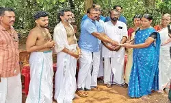 വാഹനാപകടത്തില്‍പ്പെട്ട യുവാവിന്റെ ചികിത്സയ്ക്കായി സ്‌പെഷ്യല്‍ പൂജാ ചലഞ്ച്; ദക്ഷിണയടക്കം സമാഹരിച്ച 25,000 രൂപ കൈമാറി ക്ഷേത്രം അധികൃതര്‍