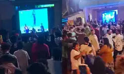 ക്ഷേത്രത്തിൽ ഉത്സവം, പക്ഷേ എല്ലാവരും ഫോണിൽ; കാര്യമറിഞ്ഞപ്പോൾ കമ്മിറ്റിക്കാർക്കും ആവേശം; സ്റ്റേജിലെ ബിഗ് സ്ക്രീനിൽ സഞ്ജുവിന്റെ റെക്കോർഡ് ഇന്നിങ്സ്; ആഘോഷമാക്കി നാട്ടുകാർ; കാവറ ക്ഷേത്രമുറ്റം ഗാലറിയായപ്പോൾ ക്ഷേത്രത്തിൽ ഉത്സവം, പക്ഷേ എല്ലാവരും ഫോണിൽ; കാര്യമറിഞ്ഞപ്പോൾ കമ്മിറ്റിക്കാർക്കും ആവേശം; സ്റ്റേജിലെ ബിഗ് സ്ക്രീനിൽ സഞ്ജുവിന്റെ റെക്കോർഡ് ഇന്നിങ്സ്; ആഘോഷമാക്കി നാട്ടുകാർ; കാവറ ക്ഷേത്രമുറ്റം ഗാലറിയായപ്പോൾ