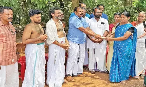 വാഹനാപകടത്തില്‍പ്പെട്ട യുവാവിന്റെ ചികിത്സയ്ക്കായി സ്‌പെഷ്യല്‍ പൂജാ ചലഞ്ച്; ദക്ഷിണയടക്കം സമാഹരിച്ച 25,000 രൂപ കൈമാറി ക്ഷേത്രം അധികൃതര്‍