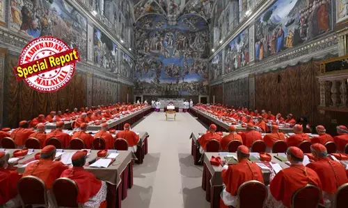 ലിയോ പതിനാലാമന്റെ തിരഞ്ഞെടുപ്പ് അട്ടിമറിക്കാന്‍ ശ്രമമോ? സിസ്റ്റൈന്‍ ചാപ്പലില്‍ ഒരു മൊബൈല്‍ കണക്ഷന്റെ സിഗ്നല്‍! ചരിത്രത്തിലാദ്യമായി കോണ്‍ക്ലേവില്‍ മൊബൈല്‍ സാന്നിധ്യം; ഫോണുമായി പിടിക്കപ്പെട്ടത് മുതിര്‍ന്ന കര്‍ദ്ദിനാള്‍; മാര്‍പ്പാപ്പയെ തിരഞ്ഞെടുക്കുന്നതിനിടെ വന്‍ സുരക്ഷാവീഴ്ച; പുതിയ പുസ്തകത്തില്‍ ഞെട്ടിക്കുന്ന വെളിപ്പെടുത്തല്‍