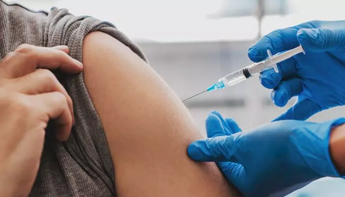 കടുത്ത ശ്വാസം മുട്ടലിനെ തുടര്ന്ന് ആശുപത്രിയിലെത്തി; പെണ്കുട്ടിക്ക് നല്കിയത് പേ വിഷബാധയ്ക്കുള്ള കത്തിവെയ്പ്പ് കടുത്ത ശ്വാസം മുട്ടലിനെ തുടര്ന്ന് ആശുപത്രിയിലെത്തി; പെണ്കുട്ടിക്ക് നല്കിയത് പേ വിഷബാധയ്ക്കുള്ള കത്തിവെയ്പ്പ്