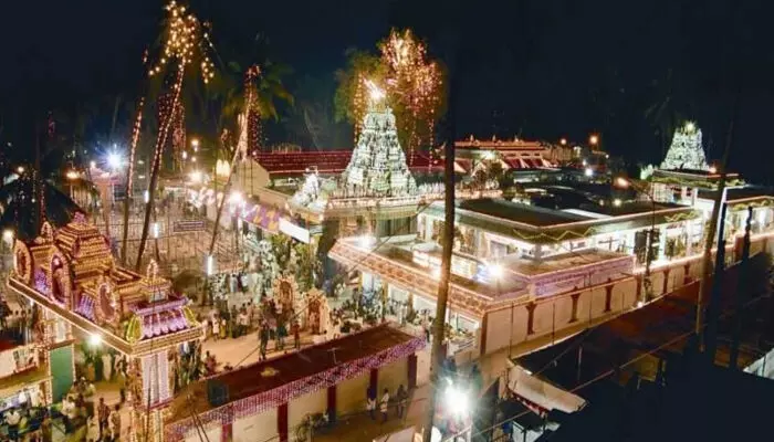 അനന്തപുരി ഒരുങ്ങി;  കോടി പുണ്യം തേടി ആറ്റുകാല്‍ അമ്മയ്ക്ക് ഭക്തലക്ഷങ്ങള്‍ ഇന്ന് പൊങ്കാലയര്‍പ്പിക്കും:  പൊങ്കാല അടുപ്പ് വെട്ട് ചടങ്ങ് 9.45ന്: മേല്‍ശാന്തി അനീഷ് നമ്പൂതിരി ശ്രീകോവിലില്‍ നിന്നും പൊങ്കാല അടുപ്പിലേക്ക് തീ പകരും