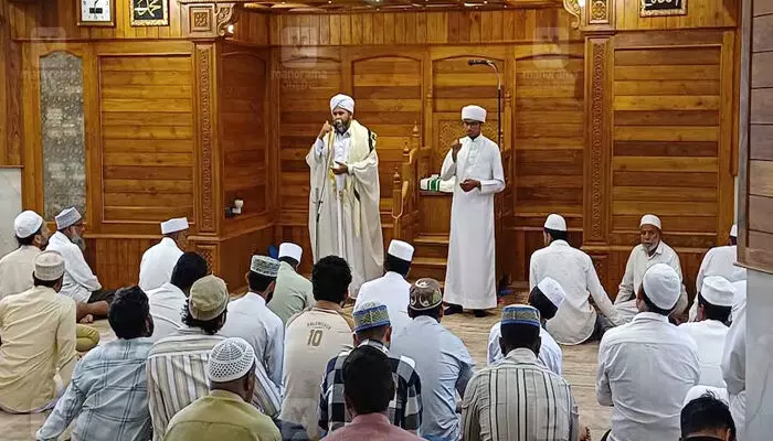 വെള്ളിയാഴ്ചയിലെ പള്ളി പ്രസംഗം ആംഗ്യഭാഷയില് അവതരിപ്പിച്ച് കാസര്കോട് സുന്നി സെന്റര്; ശ്രവണ പരിമിതര്ക്കായി എല്ലാ വെള്ളിയാഴ്ചകളിലു സൗകര്യം ഒരുക്കും വെള്ളിയാഴ്ചയിലെ പള്ളി പ്രസംഗം ആംഗ്യഭാഷയില് അവതരിപ്പിച്ച് കാസര്കോട് സുന്നി സെന്റര്; ശ്രവണ പരിമിതര്ക്കായി എല്ലാ വെള്ളിയാഴ്ചകളിലു സൗകര്യം ഒരുക്കും