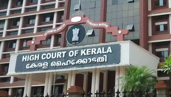 അന്തസ്സും ആത്മാഭിമാനവും വ്യക്തിത്വവും സ്ത്രീക്ക് മാത്രമല്ല പുരുഷനും ഉണ്ട്; കാമുകനില്‍ പിറന്ന കുട്ടിയുടെ ജനനസര്‍ട്ടിഫിക്കറ്റിലെ പിതാവിന്റെ പേരുമാറ്റാന്‍ അനുവാദം നല്‍കി ഹൈക്കോടതി