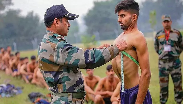 അഗ്നിവീര് വായു റിക്രൂട്ട്മെന്റില് പങ്കെടുക്കാന് പ്രായപരിധിയില് ഇളവ്; മാര്ച്ച് മൂന്നു മുതല് അപേക്ഷിക്കാം അഗ്നിവീര് വായു റിക്രൂട്ട്മെന്റില് പങ്കെടുക്കാന് പ്രായപരിധിയില് ഇളവ്; മാര്ച്ച് മൂന്നു മുതല് അപേക്ഷിക്കാം