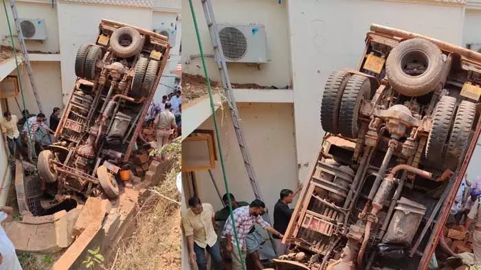 ഇരിക്കൂര്‍ കല്യാട് ചെങ്കല്‍ ലോറി പള്ളി കോംപൗണ്ടിലേക്ക് മറിഞ്ഞു; ഡ്രൈവര്‍ക്കും ക്ലീനര്‍ക്കും പരിക്കേറ്റു