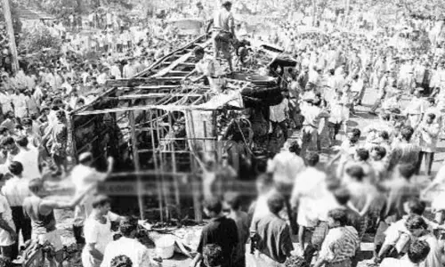 44 പേര്‍ മരിച്ച പൂക്കിപ്പറമ്പ് ബസ് അപകടം; അമിത വേഗതയില്‍ ബസ് ഓടിച്ച ഡ്രൈവര്‍ക്ക് അഞ്ചു വര്‍ഷം തടവ്: ശിക്ഷ വിധിക്കുന്നത് അപകടം നടന്ന് 25 വര്‍ഷങ്ങള്‍ക്ക് ശേഷം