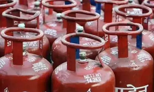 പശ്ചിമേഷ്യന്‍ യുദ്ധം: ഇന്ത്യയില്‍ എല്‍പിജി വിതരണത്തിന് നിയന്ത്രണം വന്നേക്കാം. ഹോര്‍മുസ് കടലിടുക്കിലെ തടസ്സം ഇന്ധന ഇറക്കുമതിയെ ബാധിക്കുന്നു; കേന്ദ്ര സര്‍ക്കാര്‍ അടിയന്തര നടപടികളിലേക്ക്.