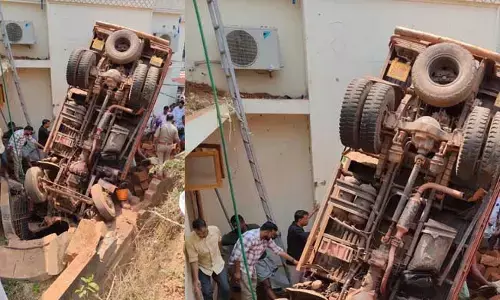 ഇരിക്കൂര്‍ കല്യാട് ചെങ്കല്‍ ലോറി പള്ളി കോംപൗണ്ടിലേക്ക് മറിഞ്ഞു; ഡ്രൈവര്‍ക്കും ക്ലീനര്‍ക്കും പരിക്കേറ്റു