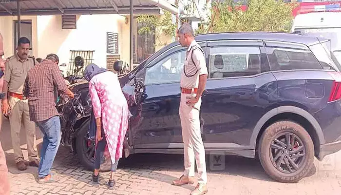 അങ്കമാലിയില് വിദ്യാര്ഥിനിയെ ഇടിച്ച ശേഷം കടന്നുകളഞ്ഞ കാര് കണ്ടെത്തി; കാര് പിടികൂടിയത് തുറൂവൂരില് നിന്നും അങ്കമാലിയില് വിദ്യാര്ഥിനിയെ ഇടിച്ച ശേഷം കടന്നുകളഞ്ഞ കാര് കണ്ടെത്തി; കാര് പിടികൂടിയത് തുറൂവൂരില് നിന്നും