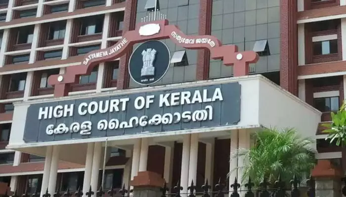 അങ്കമാലിയിലെ സെന്റ് മേരീസ് ബസലിക്കയില് കുര്ബാനയ്ക്ക് വിലക്കേര്പ്പെടുത്തി ഹൈക്കോടതി; തര്ക്കം പരിഹരിക്കാന് റിട്ടയേര്ഡ് ജസ്റ്റിസ് ടി.ആര്.രാമചന്ദ്രന് നായര് മധ്യസ്ഥനാകും അങ്കമാലിയിലെ സെന്റ് മേരീസ് ബസലിക്കയില് കുര്ബാനയ്ക്ക് വിലക്കേര്പ്പെടുത്തി ഹൈക്കോടതി; തര്ക്കം പരിഹരിക്കാന് റിട്ടയേര്ഡ് ജസ്റ്റിസ് ടി.ആര്.രാമചന്ദ്രന് നായര് മധ്യസ്ഥനാകും