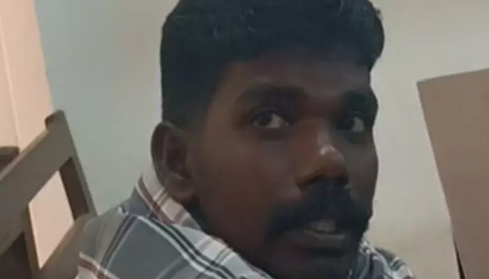 സനലിന് വധശിക്ഷ നല്കണമെന്ന് പ്രോസിക്യൂഷന്; പ്രായം പരിഗണിച്ച് ശിക്ഷ ജീവപര്യന്തമാക്കി കോടതി: യുവാവിനെ പെട്രോള് ഒഴിച്ച് കത്തിച്ച് കൊലപ്പെടുത്തിയ കേസില് പ്രതിക്ക് ജീവപര്യന്തം കഠിനതടവും പിഴയും സനലിന് വധശിക്ഷ നല്കണമെന്ന് പ്രോസിക്യൂഷന്; പ്രായം പരിഗണിച്ച് ശിക്ഷ ജീവപര്യന്തമാക്കി കോടതി: യുവാവിനെ പെട്രോള് ഒഴിച്ച് കത്തിച്ച് കൊലപ്പെടുത്തിയ കേസില് പ്രതിക്ക് ജീവപര്യന്തം കഠിനതടവും പിഴയും