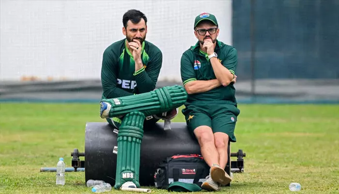 ലോകകപ്പ് തോൽവിക്ക് പിന്നാലെ കടുത്ത പ്രതിസന്ധി; പരിശീലകൻ മൈക്ക് ഹെസ്സനെതിരെ താരങ്ങൾ; സൽമാൻ അലി ആഘയുടെ ക്യാപ്റ്റൻ സ്ഥാനവും തെറിച്ചേക്കും; പാക് ക്രിക്കറ്റിൽ വൻ അഴിച്ചുപണിക്ക് സാധ്യത ലോകകപ്പ് തോൽവിക്ക് പിന്നാലെ കടുത്ത പ്രതിസന്ധി; പരിശീലകൻ മൈക്ക് ഹെസ്സനെതിരെ താരങ്ങൾ; സൽമാൻ അലി ആഘയുടെ ക്യാപ്റ്റൻ സ്ഥാനവും തെറിച്ചേക്കും; പാക് ക്രിക്കറ്റിൽ വൻ അഴിച്ചുപണിക്ക് സാധ്യത