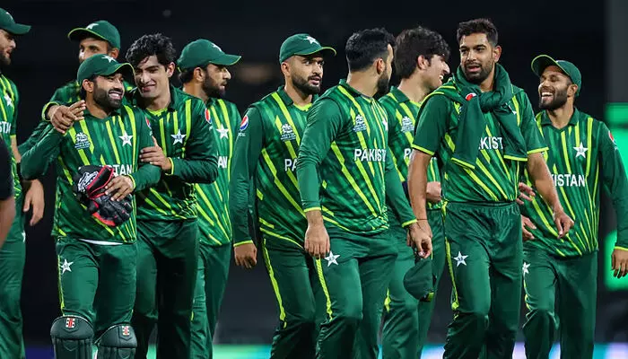 ബാബര് അസം പുറത്ത്; മുഹമ്മദ് റിസ്വാന് തിരിച്ചെത്തി; ആറു പുതുമുഖങ്ങള്; ഫര്ഹാന് ഇനി ഏകദിനവും കളിക്കും; പരിശീലക സ്ഥാനത്തേയ്ക്ക് സര്ഫറാസ് അഹമ്മദ്; ട്വന്റി 20 ലോകകപ്പില് നാണംകെട്ട് പുറത്തായതോടെ മുഖം മിനുക്കി പാക്കിസ്ഥാന്; ബംഗ്ലാദേശിനെതിരായ ഏകദിന പരമ്പരയ്ക്കുള്ള ടീമിനെ പ്രഖ്യാപിച്ച് പിസിബി ബാബര് അസം പുറത്ത്; മുഹമ്മദ് റിസ്വാന് തിരിച്ചെത്തി; ആറു പുതുമുഖങ്ങള്; ഫര്ഹാന് ഇനി ഏകദിനവും കളിക്കും; പരിശീലക സ്ഥാനത്തേയ്ക്ക് സര്ഫറാസ് അഹമ്മദ്; ട്വന്റി 20 ലോകകപ്പില് നാണംകെട്ട് പുറത്തായതോടെ മുഖം മിനുക്കി പാക്കിസ്ഥാന്; ബംഗ്ലാദേശിനെതിരായ ഏകദിന പരമ്പരയ്ക്കുള്ള ടീമിനെ പ്രഖ്യാപിച്ച് പിസിബി