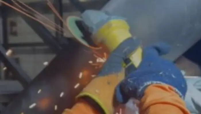 മെഷീൻ വൃത്തിയാക്കുന്നതിനിടെ ഒരാളുടെ ജീവൻ പോകുന്ന നിലവിളി; മലപ്പുറത്ത് അരിപ്പൊടി നിർമാണ യന്ത്രത്തിൽ കുടുങ്ങി തൊഴിലാളിയുടെ കൈ അറ്റു പോയി; ആശുപത്രിയിൽ പ്രവേശിപ്പിച്ചു മെഷീൻ വൃത്തിയാക്കുന്നതിനിടെ ഒരാളുടെ ജീവൻ പോകുന്ന നിലവിളി; മലപ്പുറത്ത് അരിപ്പൊടി നിർമാണ യന്ത്രത്തിൽ കുടുങ്ങി തൊഴിലാളിയുടെ കൈ അറ്റു പോയി; ആശുപത്രിയിൽ പ്രവേശിപ്പിച്ചു