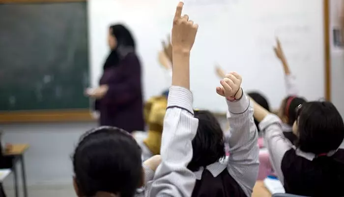 പശ്ചിമേഷ്യന് സംഘര്ഷം; യുഎഇയില് സ്കൂളുകള്ക്ക് രണ്ടാഴ്ച അവധി; ക്ലാസുകള് പുനരാരംഭിക്കുക മാര്ച്ച് 23ന് പശ്ചിമേഷ്യന് സംഘര്ഷം; യുഎഇയില് സ്കൂളുകള്ക്ക് രണ്ടാഴ്ച അവധി; ക്ലാസുകള് പുനരാരംഭിക്കുക മാര്ച്ച് 23ന്