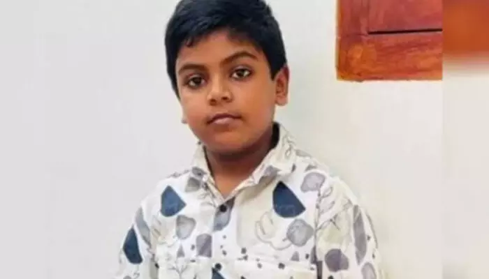 ഓട്ടോയിൽ നിന്നിറങ്ങി റോഡ് മുറിച്ചു കടക്കുന്നതിനിടെ ജീവനെടുത്ത് അപകടം; സ്കൂൾ വാനിടിച്ച് ആറാംക്ലാസുകാരന് ദാരുണാന്ത്യം; റിസ്വാന്റെ വിയോഗത്തിൽ നെഞ്ചുലഞ്ഞ് നാട് ഓട്ടോയിൽ നിന്നിറങ്ങി റോഡ് മുറിച്ചു കടക്കുന്നതിനിടെ ജീവനെടുത്ത് അപകടം; സ്കൂൾ വാനിടിച്ച് ആറാംക്ലാസുകാരന് ദാരുണാന്ത്യം; റിസ്വാന്റെ വിയോഗത്തിൽ നെഞ്ചുലഞ്ഞ് നാട്