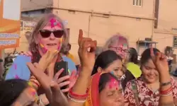 ഇതൊക്കെ ജീവിതത്തിൽ ഒരിക്കൽ മാത്രം സംഭവിക്കുന്നത്..; വർണ്ണ നിറങ്ങൾ പരസ്പ്പരം വാരിയെറിഞ്ഞ് ആഘോഷിക്കുന്ന ഇന്ത്യൻ സ്ത്രീകൾ; അവരോടൊപ്പം കൂളായി നിൽക്കുന്ന ഒരാളെ കണ്ട് കൗതുകം