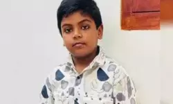 ഓട്ടോയിൽ നിന്നിറങ്ങി റോഡ് മുറിച്ചു കടക്കുന്നതിനിടെ ജീവനെടുത്ത് അപകടം; സ്‌കൂൾ വാനിടിച്ച് ആറാംക്ലാസുകാരന് ദാരുണാന്ത്യം; റിസ്‌വാന്റെ വിയോഗത്തിൽ നെഞ്ചുലഞ്ഞ് നാട്