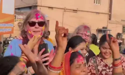 ഇതൊക്കെ ജീവിതത്തിൽ ഒരിക്കൽ മാത്രം സംഭവിക്കുന്നത്..; വർണ്ണ നിറങ്ങൾ പരസ്പ്പരം വാരിയെറിഞ്ഞ് ആഘോഷിക്കുന്ന ഇന്ത്യൻ സ്ത്രീകൾ; അവരോടൊപ്പം കൂളായി നിൽക്കുന്ന ഒരാളെ കണ്ട് കൗതുകം