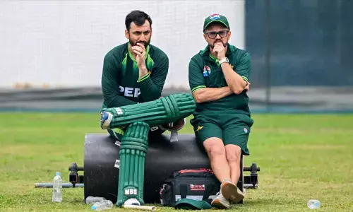 ലോകകപ്പ് തോൽവിക്ക് പിന്നാലെ കടുത്ത പ്രതിസന്ധി; പരിശീലകൻ മൈക്ക് ഹെസ്സനെതിരെ താരങ്ങൾ; സൽമാൻ അലി ആഘയുടെ ക്യാപ്റ്റൻ സ്ഥാനവും തെറിച്ചേക്കും; പാക് ക്രിക്കറ്റിൽ വൻ അഴിച്ചുപണിക്ക് സാധ്യത