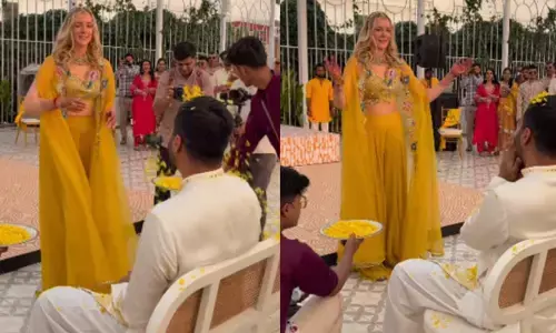 പൂക്കൾ വിതറി കൊണ്ട് നടന്നുവരുന്ന നവവധു; പെട്ടെന്ന് എല്ലാവരെയും അമ്പരിപ്പിച്ച് ഒരു പ്രവൃത്തി; നാണിച്ച് തലതാഴ്ത്തി യുവാവ്; സ്നേഹമുള്ളവർക്ക് മാത്രമേ ഇങ്ങനെ ചെയ്യാൻ പറ്റൂ..എന്ന് സോഷ്യൽ മീഡിയ