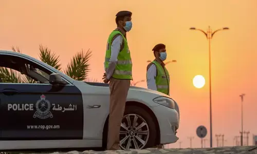 ആകാശത്ത് വിചിത്രമായ എന്തെങ്കിലും..കണ്ടാൽ ഉടൻ അറിയിക്കണം; പറ്റുമെങ്കിൽ അതിന്റെ ചിത്രവും ഉൾപ്പെടുത്തണം; ഒമാനിൽ പൊതുജനങ്ങൾക്ക് മുന്നറിയിപ്പുമായി പോലീസ്