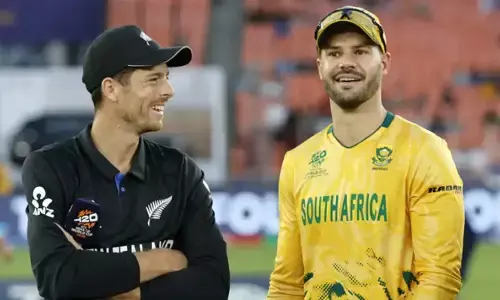 ലോകകപ്പിലെ ആദ്യ സെമിയിൽ ന്യൂസിലൻഡിന് ബൗളിംഗ്; മാറ്റ് ഹെൻറി ടീമിൽ തിരിച്ചെത്തി; മുൻനിര താരങ്ങളെ തിരിച്ചുവിളിച്ച് ദക്ഷിണാഫ്രിക്ക; ഈഡൻ ഗാർഡൻസിൽ തീപാറും പോരാട്ടം