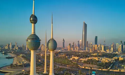 പശ്ചിമേഷ്യയിൽ സംഘർഷം പുകയുന്നതിനിടെ പ്രവാസികൾക്ക് ആശ്വാസം; കുവൈറ്റിൽ സന്ദർശകവിസകളുടെ കാലാവധി നീട്ടി; മടങ്ങാനുള്ളവർക്ക് മൂന്നുമാസംകൂടി സമയം