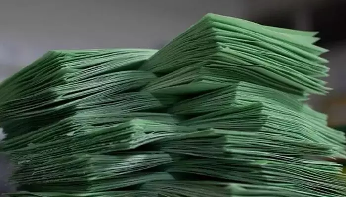 പാക്കറ്റ് പൊട്ടിച്ച നിലയില് പ്ലസ് വണ് പരീക്ഷയുടെ ചോദ്യപേപ്പറുകള്; പിന്വലിക്കാന് ഉത്തരവ് പാക്കറ്റ് പൊട്ടിച്ച നിലയില് പ്ലസ് വണ് പരീക്ഷയുടെ ചോദ്യപേപ്പറുകള്; പിന്വലിക്കാന് ഉത്തരവ്