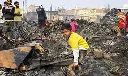 ഡല്‍ഹിയിലെ റിതാല ചേരിയില്‍ നൂറോളം കുടിലുകള്‍ക്ക് തീപിടിച്ചു; 17കാരിക്ക് ദാരുണാന്ത്യം