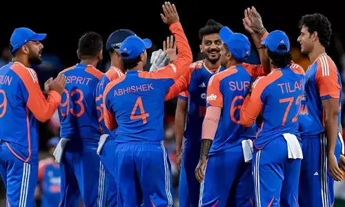 സെമിയിൽ ഇംഗ്ലണ്ടിനെ പൂട്ടാൻ കുൽദീപ് മന്ത്രം; സ്പെഷ്യലിസ്റ്റ് സ്പിന്നറെ ടീമിൽ ഉൾപ്പെടുത്തണമെന്ന് മൈക്കൽ വോൺ; ഇംഗ്ലീഷ് ബാറ്റർമാരെ വട്ടംകറക്കാൻ കുൽദീപിന് സാധിക്കുമെന്നും വിശകലനം