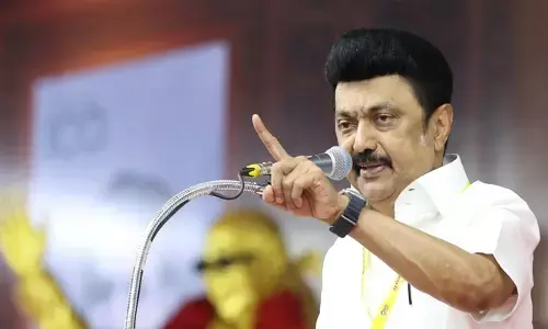 ഹിന്ദി അടിച്ചേൽപ്പിക്കാൻ ശ്രമിച്ചാൽ തമിഴന്റെ ചൂടറിയുമെന്ന് കേന്ദ്രത്തിന് സ്റ്റാലിന്റെ മുന്നറിയിപ്പ്; തിരുച്ചിറപ്പള്ളി റെയിൽവേ ഓഫീസിലെ കർതവ്യ ദ്വാർ പേരിനെതിരെ പ്രതിഷേധം ശക്തം