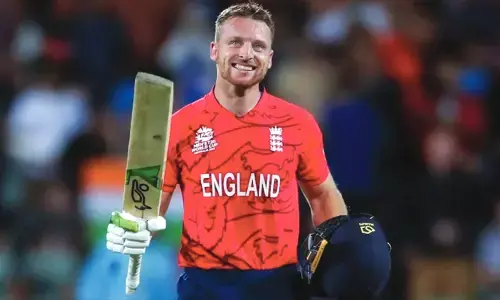 നോക്കൗട്ട് മത്സരങ്ങളിൽ സ്പെഷ്യലിസ്റ്റ്; വാംഖഡെയിൽ മികച്ച റെക്കോർഡ്; ഫോമിലല്ലെന്ന് കരുതി ആശ്വസിക്കണ്ട; ഇംഗ്ലണ്ടിന്റെ ജോസേട്ടനെ പേടിക്കണം; ആ കണക്കുകൾ അറിയാം