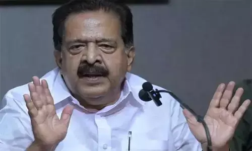 പി.ആര്‍.ഡി പ്രവര്‍ത്തിക്കുന്നത് എ.കെ.ജി സെന്ററില്‍; സിപിഎമ്മിന്റെ രാഷ്ട്രീയ പ്രചാരണ വിഭാഗമായി തരംതാഴ്ന്നു; ജനങ്ങളുടെ നികുതിപ്പണം ഉപയോഗിച്ച് നഗ്‌നമായ അധികാര ദുര്‍വിനിയോഗമാണ് നടക്കുന്നു; വിവാദ പരസ്യത്തിനെതിരെ ആഞ്ഞടിച്ചു രമേശ് ചെന്നിത്തല