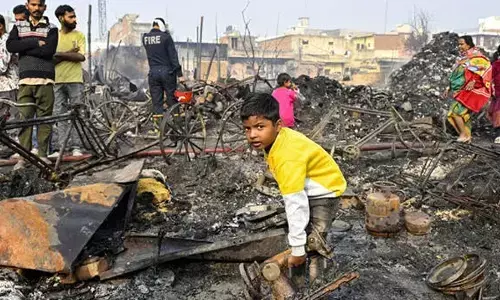 ഡല്‍ഹിയിലെ റിതാല ചേരിയില്‍ നൂറോളം കുടിലുകള്‍ക്ക് തീപിടിച്ചു; 17കാരിക്ക് ദാരുണാന്ത്യം