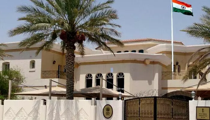 ഖത്തറിൽ കുടുങ്ങിയ ഇന്ത്യക്കാർക്ക് സൗദി വഴി മടങ്ങാം; എംബസി രജിസ്ട്രേഷൻ തുടങ്ങി; വിസ കാലാവധി നീട്ടി ഖത്തർ ആഭ്യന്തര മന്ത്രാലയം; സുരക്ഷാ നിർദേശങ്ങൾ പാലിക്കാൻ എംബസിയുടെ അറിയിപ്പ് ഖത്തറിൽ കുടുങ്ങിയ ഇന്ത്യക്കാർക്ക് സൗദി വഴി മടങ്ങാം; എംബസി രജിസ്ട്രേഷൻ തുടങ്ങി; വിസ കാലാവധി നീട്ടി ഖത്തർ ആഭ്യന്തര മന്ത്രാലയം; സുരക്ഷാ നിർദേശങ്ങൾ പാലിക്കാൻ എംബസിയുടെ അറിയിപ്പ്