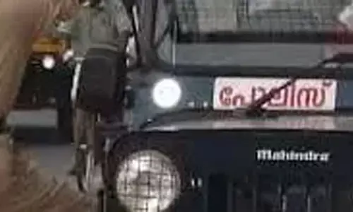 വാട്സ് ആപ്പിലൂടെ അധിക്ഷേപം: യുവാവിനെ നടുറോഡില്‍ കൈകാര്യം ചെയ്ത് വീട്ടമ്മ