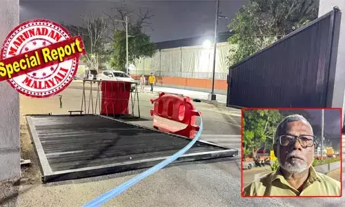 നവീകരണത്തിന്റെ ഭാഗമായി കലൂര്‍ സ്റ്റേഡിയത്തില്‍ റിപ്പോര്‍ട്ടര്‍ ചാനല്‍ സ്ഥാപിച്ച ഗേറ്റ് തകര്‍ന്നു വീണു; വന്‍ ഭാരമുള്ള ഇരുമ്പു ഗേറ്റ് വീണപ്പോള്‍ ഓട്ടോയാത്രികര്‍ രക്ഷപ്പെട്ടത് തലനാരിഴയ്ക്ക്;  ആളുകള്‍ ഉണ്ടായിരുന്നില്ലാത്തത് കൊണ്ട് വന്‍ ദുരന്തം ഒഴിവായി; അശാസ്ത്രീയമായി സ്ഥാപിച്ചതാണ് ഗേറ്റ് വീഴാന്‍ കാരണമെന്ന് ആരോപണം