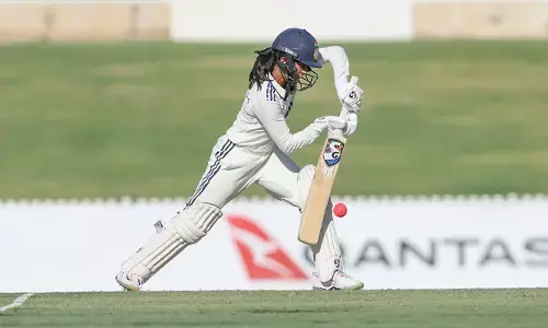 പെർത്തിൽ അടിപതറി ഇന്ത്യൻ പെൺപട; അർദ്ധ സെഞ്ചുറിയുമായി ജെമിമ; 198 റൺസിന് കൂടാരം കയറി ഇന്ത്യ; അന്നബെൽ സതർലാൻഡിന് നാല് വിക്കറ്റ്; പിങ്ക് ബോൾ ടെസ്റ്റിൽ ഓസ്ട്രേലിയ മികച്ച നിലയിൽ