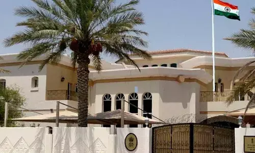 ഖത്തറിൽ കുടുങ്ങിയ ഇന്ത്യക്കാർക്ക് സൗദി വഴി മടങ്ങാം; എംബസി രജിസ്‌ട്രേഷൻ തുടങ്ങി; വിസ കാലാവധി നീട്ടി ഖത്തർ ആഭ്യന്തര മന്ത്രാലയം; സുരക്ഷാ നിർദേശങ്ങൾ പാലിക്കാൻ എംബസിയുടെ അറിയിപ്പ്