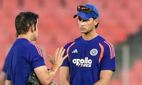 രണ്ട് ഫോർ അടിച്ചില്ലേ, സഞ്ജുവിന് സ്ട്രൈക്ക് നൽകണമായിരുന്നു; അഭിഷേകിന്റെ ബാറ്റിംഗ് അവിവേകമെന്ന് അശ്വിൻ; സമ്മർദ്ദം നൽകി താരത്തെ തകർക്കരുത്; ഗംഭീറിനും സൂര്യക്കും ഉപദേശവുമായി താരം