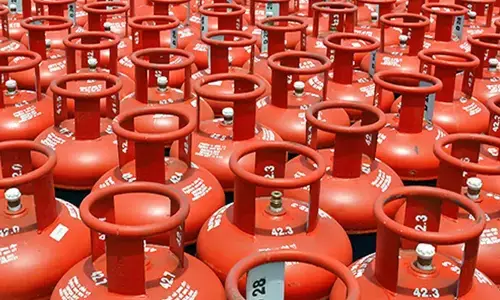 പാചക വാതക വില കുത്തനേ കൂടി; ഗാര്‍ഹിക സിലണ്ടറിന് കൂടിയത് 60 രൂപ