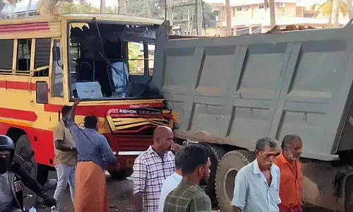 നിയന്ത്രണം വിട്ട കെഎസ്ആര്‍ടിസി ബസ് നിര്‍ത്തിയിട്ട ലോറിയിലേക്ക് ഇടിച്ചു കയറി; വാഹനാപകടത്തില്‍ 23 പേര്‍ക്ക് പരുക്ക്, 5 പേരുടെ നില ഗുരുതരം